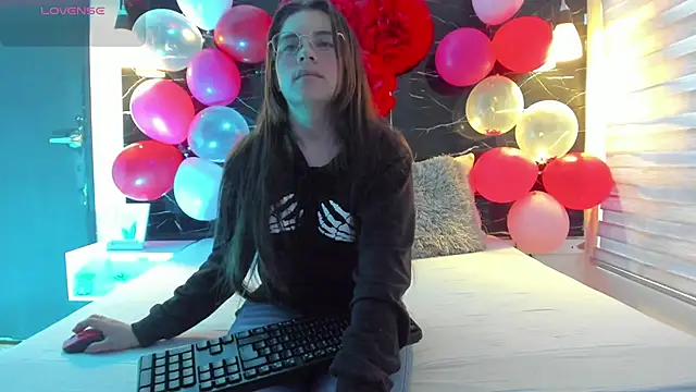 Snapshot of ZOE_LE chatting on February 14, 2026, 11:51 am ZOE LE online show from February 14, 2026, 11:51 am