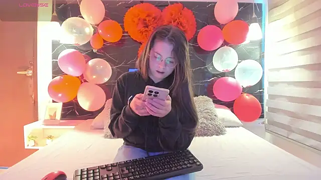 Snapshot of ZOE_LE chatting on February 18, 2026, 12:01 pm ZOE LE online show from February 18, 2026, 12:01 pm