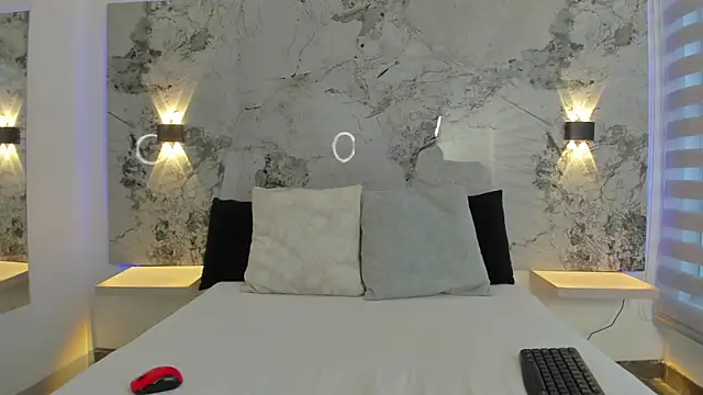 ZOE LE online show from April 9, 2026, 11:48 am