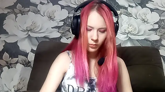 LiaCusson online show from October 20, 2025, 5:35 pm