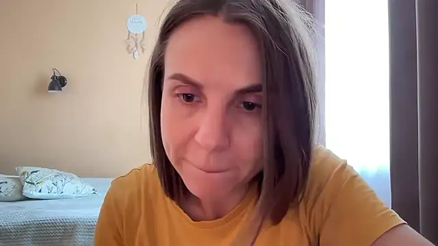 AnnieLove7722 online show from June 18, 2026, 2:32 pm
