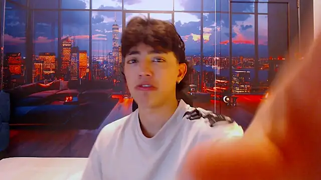 Snapshot of RomeoMillerr chatting on October 5, 2025, 7:23 pm RomeoMillerr online show from October 5, 2025, 7:23 pm