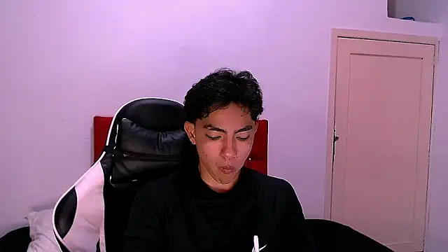 Snapshot of RomeoMillerr chatting on November 22, 2025, 7:24 pm RomeoMillerr online show from November 22, 2025, 7:24 pm