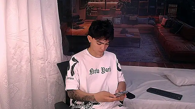 Snapshot of RomeoMillerr chatting on December 19, 2025, 7:21 pm RomeoMillerr online show from December 19, 2025, 7:21 pm