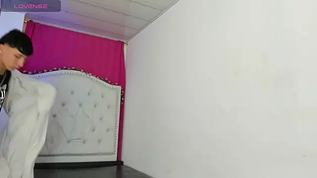 XaanderGrey online show from November 17, 2025, 7:08 pm