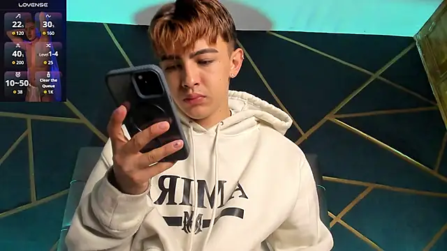 Lian Miller1  online show from December 16, 2025, 12:10 pm