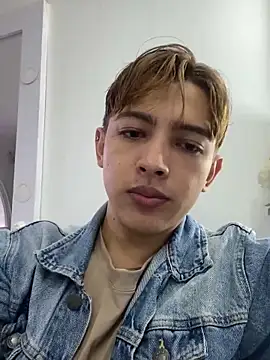 Lian Miller1  online show from April 12, 2026, 1:49 pm