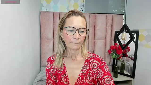 Snapshot of Issa_Milf__ chatting on December 16, 2025, 2:22 pm Issa Milf online show from December 16, 2025, 2:22 pm