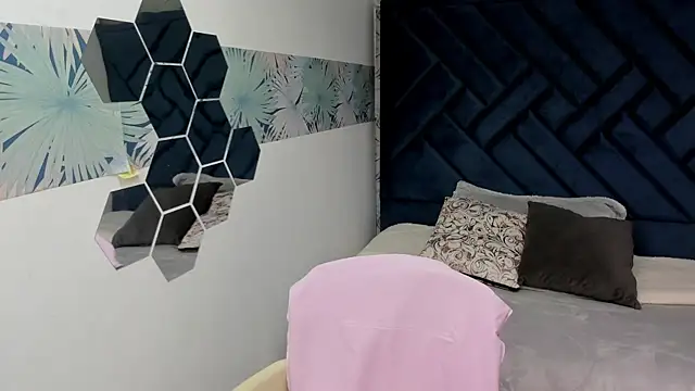 Snapshot of Valery_More__ chatting on October 30, 2025, 12:17 pm Valery More online show from October 30, 2025, 12:17 pm