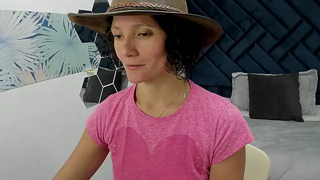 Snapshot of Valery_More__ chatting on November 21, 2025, 12:37 pm Valery More online show from November 21, 2025, 12:37 pm