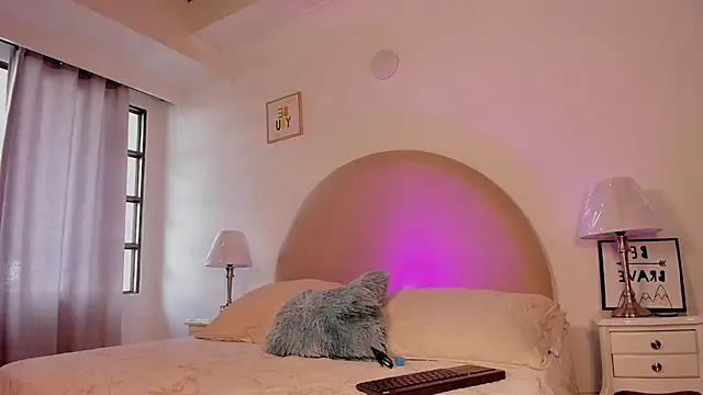 charlotte  queen online show from November 20, 2025, 1:22 pm