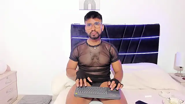 Taylormaccurdy  online show from November 5, 2025, 2:50 pm