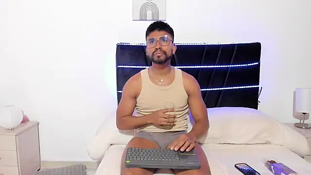 Taylormaccurdy  online show from November 7, 2025, 1:44 pm