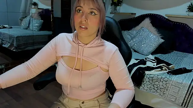 sophialyh 1 online show from November 5, 2025, 1:22 pm