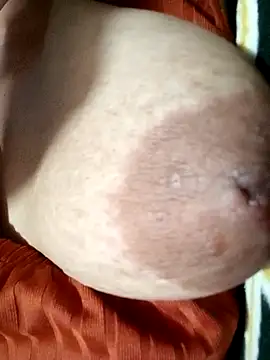 Hotmommax online show from October 9, 2025, 5:22 pm