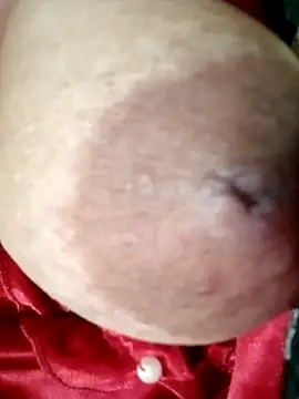 Hotmommax online show from October 29, 2025, 5:47 pm