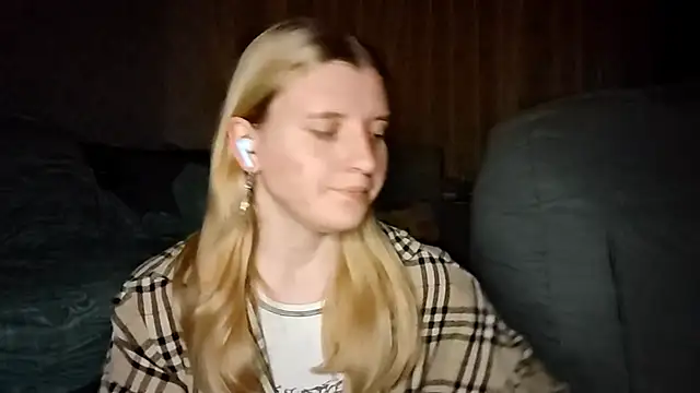LynteriLain online show from October 9, 2025, 8:18 pm
