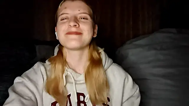 LynteriLain online show from October 19, 2025, 8:20 pm