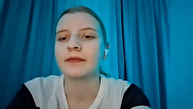 LynteriLain online show from November 19, 2025, 8:09 pm