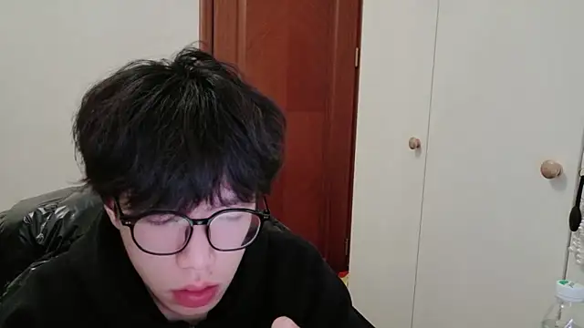 Snapshot of hangzi-0011 chatting on December 18, 2025, 11:16 am hangzi-0011 online show from December 18, 2025, 11:16 am