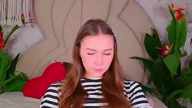 OliviaLay online show from November 10, 2025, 11:09 am