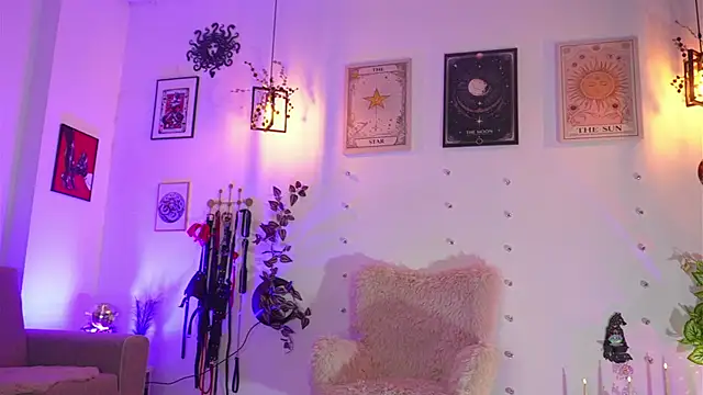 curlynatashaa online show from April 6, 2026, 6:25 am