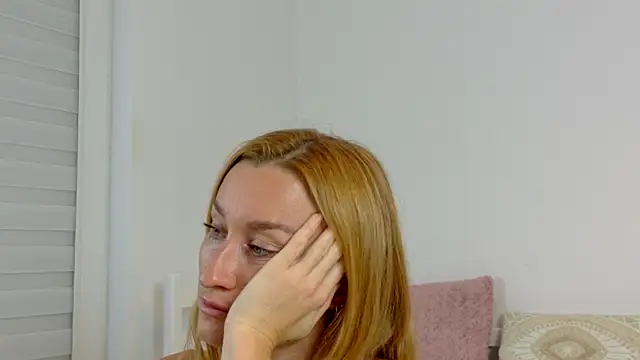 Snapshot of MysticRoxanne chatting on October 6, 2025, 4:59 pm MysticRoxanne online show from October 6, 2025, 4:59 pm