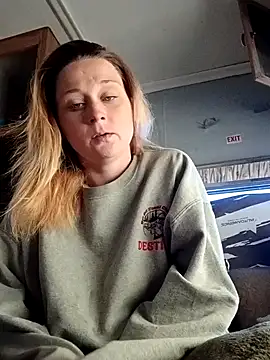 Queen2454 online show from April 3, 2026, 3:32 pm