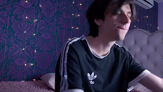 Ellis Rin online show from October 19, 2025, 9:04 pm