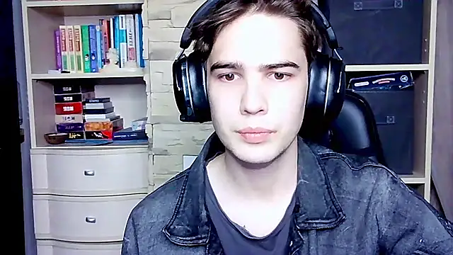 Snapshot of _Chris_Next_Door_ chatting on October 9, 2025, 5:00 pm  Chris Next Door  online show from October 9, 2025, 5:00 pm