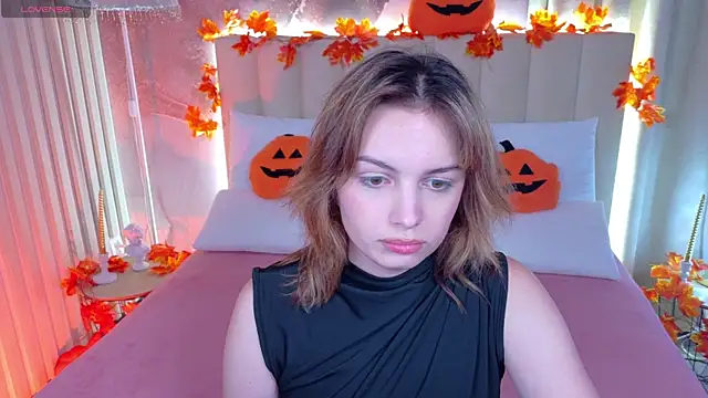 Snapshot of VioletteRose chatting on October 19, 2025, 4:51 pm VioletteRose online show from October 19, 2025, 4:51 pm