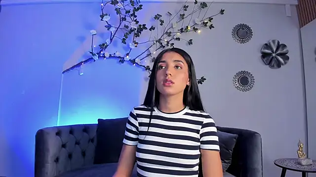 cloe taylor   online show from November 3, 2025, 8:10 pm