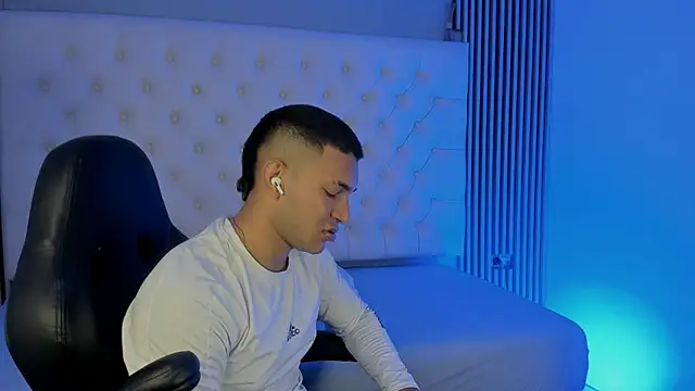 Snapshot of venedic_bull chatting on February 20, 2026, 4:53 am venedic bull online show from February 20, 2026, 4:53 am