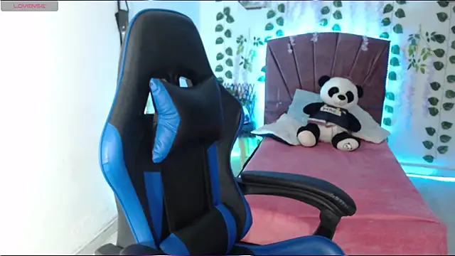 Chloe-laurent03 online show from October 21, 2025, 8:31 pm