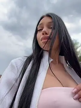 ilariea girl online show from June 1, 2026, 12:51 pm