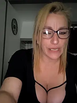 Snapshot of Fifi83Bell chatting on April 13, 2026, 2:44 pm Fifi83Bell online show from April 13, 2026, 2:44 pm
