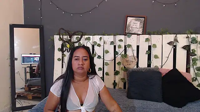 Snapshot of LIA_ROJAS chatting on October 13, 2025, 1:33 pm LIA ROJAS online show from October 13, 2025, 1:33 pm