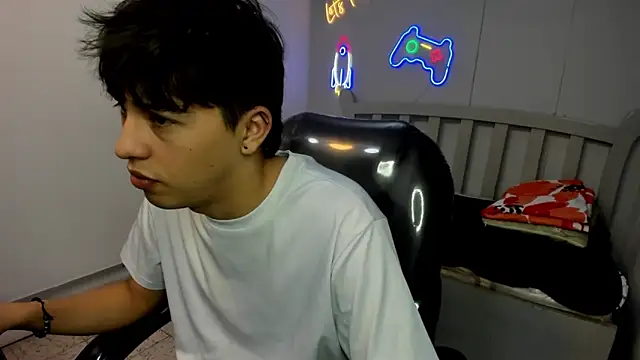 StiwenTwink online show from November 28, 2025, 1:36 pm