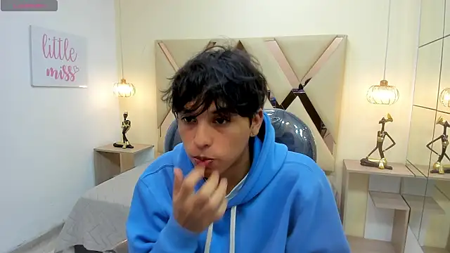 StiwenTwink online show from February 11, 2026, 1:05 pm