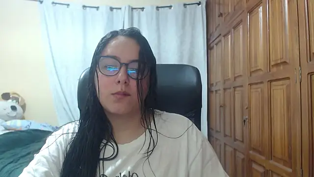 Venus cat  online show from April 12, 2026, 1:43 am