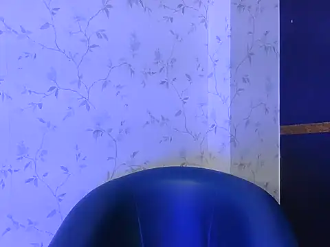 shiny-krisha online show from October 31, 2025, 4:35 am