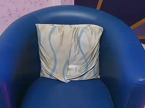 shiny-krisha online show from November 17, 2025, 4:29 am