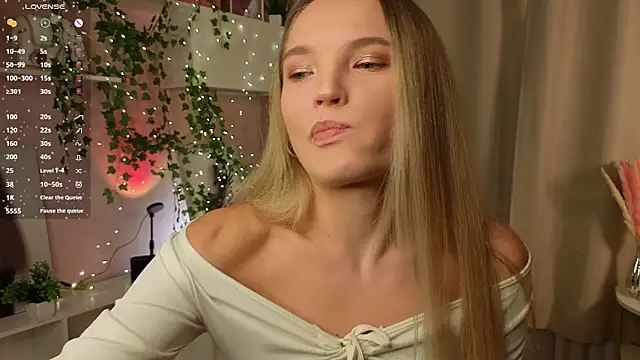 JulieLupo online show from November 14, 2025, 6:12 am