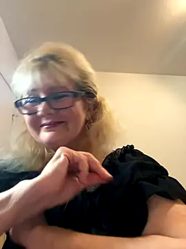 Snapshot of BoloshkaBlonda chatting on October 17, 2025, 8:11 pm BoloshkaBlonda online show from October 17, 2025, 8:11 pm