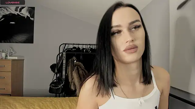 Snapshot of Lisa__Johnson chatting on November 7, 2025, 12:10 am Lisa Johnson online show from November 7, 2025, 12:10 am