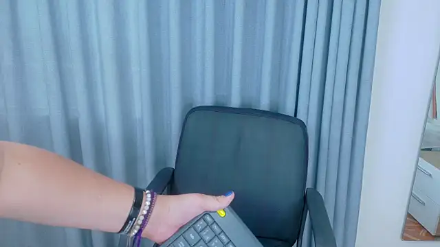 Snapshot of AmarisLenox__ chatting on December 2, 2025, 10:05 pm AmarisLenox online show from December 2, 2025, 10:05 pm