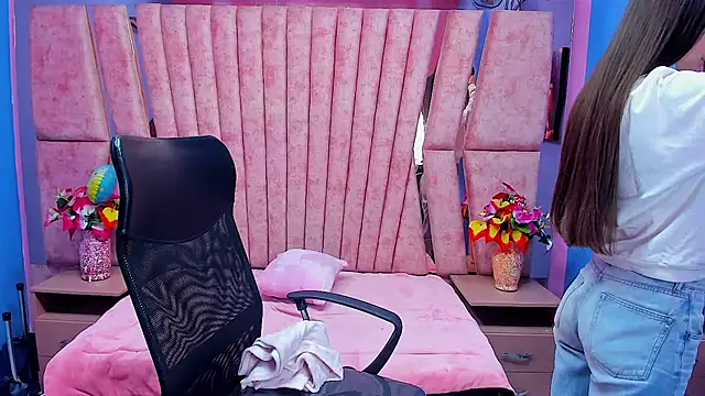 sarah sweett  online show from February 18, 2026, 2:46 pm