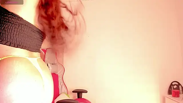 Snapshot of clover_tter_ chatting on October 24, 2025, 12:41 am clover tter online show from October 24, 2025, 12:41 am