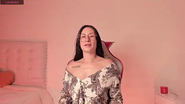 Snapshot of clover_tter_ chatting on November 9, 2025, 10:35 am clover tter online show from November 9, 2025, 10:35 am