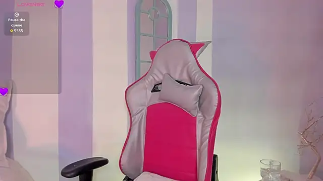 Snapshot of clover_tter_ chatting on November 27, 2025, 12:35 am clover tter online show from November 27, 2025, 12:35 am